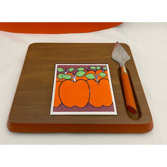 Vintage hand carved wood cheese board with knife, ceramic insert, apples insert - Picture 2 of 9